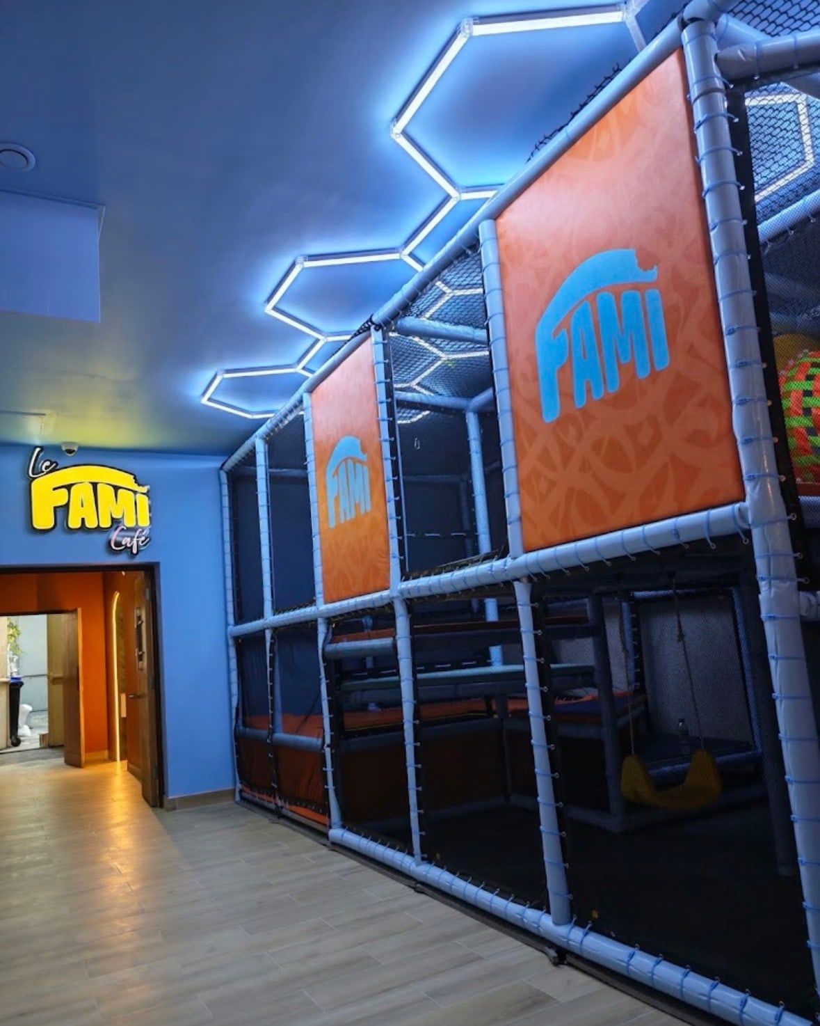 L'espace de jeux pour enfants, ses structures et ses filets aux couleurs de FAMI