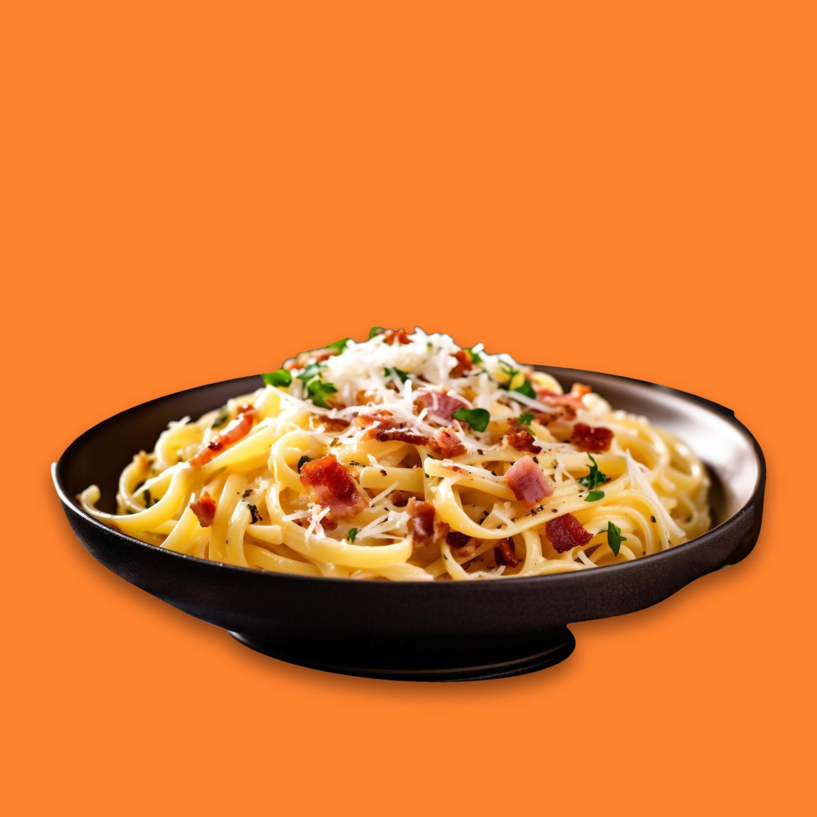 Des pâtes à la carbonara, lardons, parmesan râpé et persil, dans un bol sombre