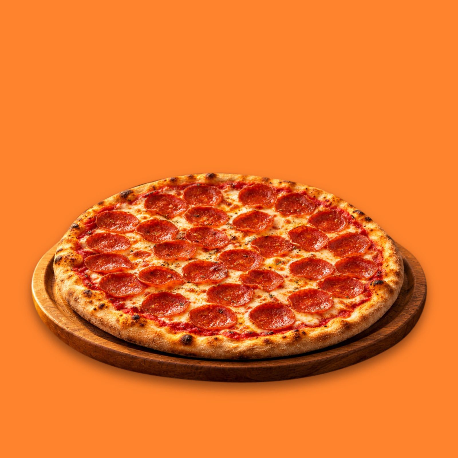 Une pizza au pepperoni, croûte dorée, sur un plateau en bois